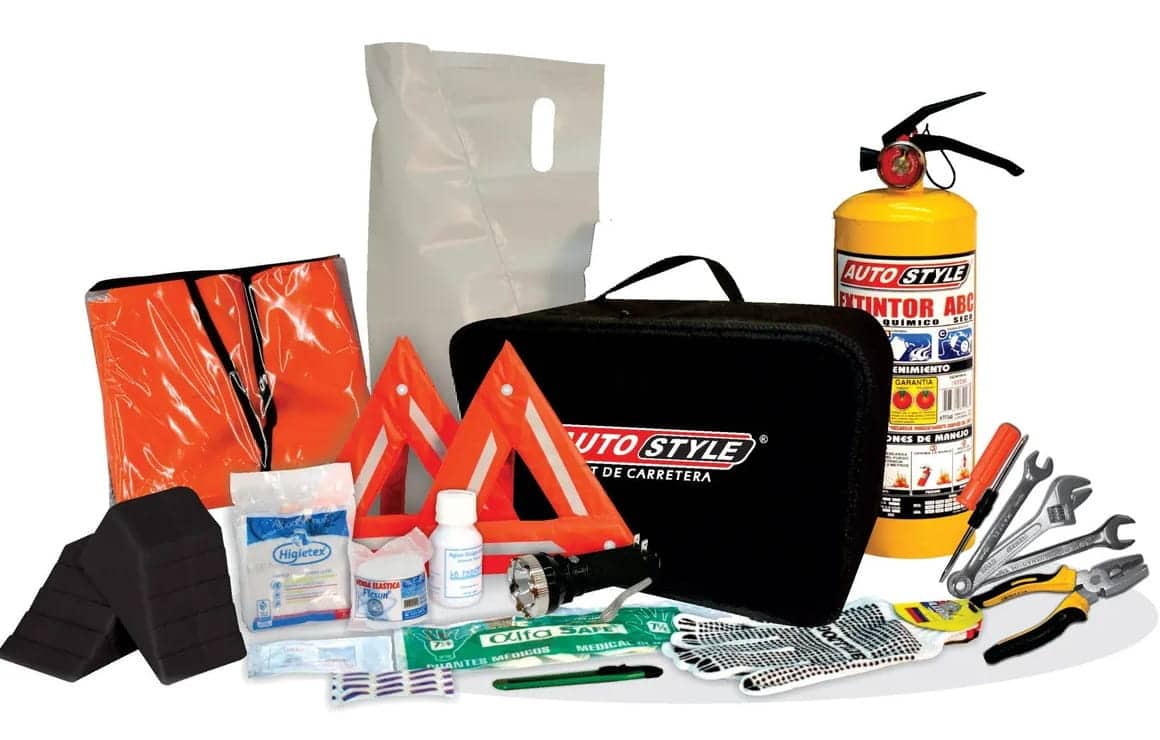 Guía Definitiva: Todo lo que debe tener tu Kit de Carretera en Colombia (y cómo evitar multas)